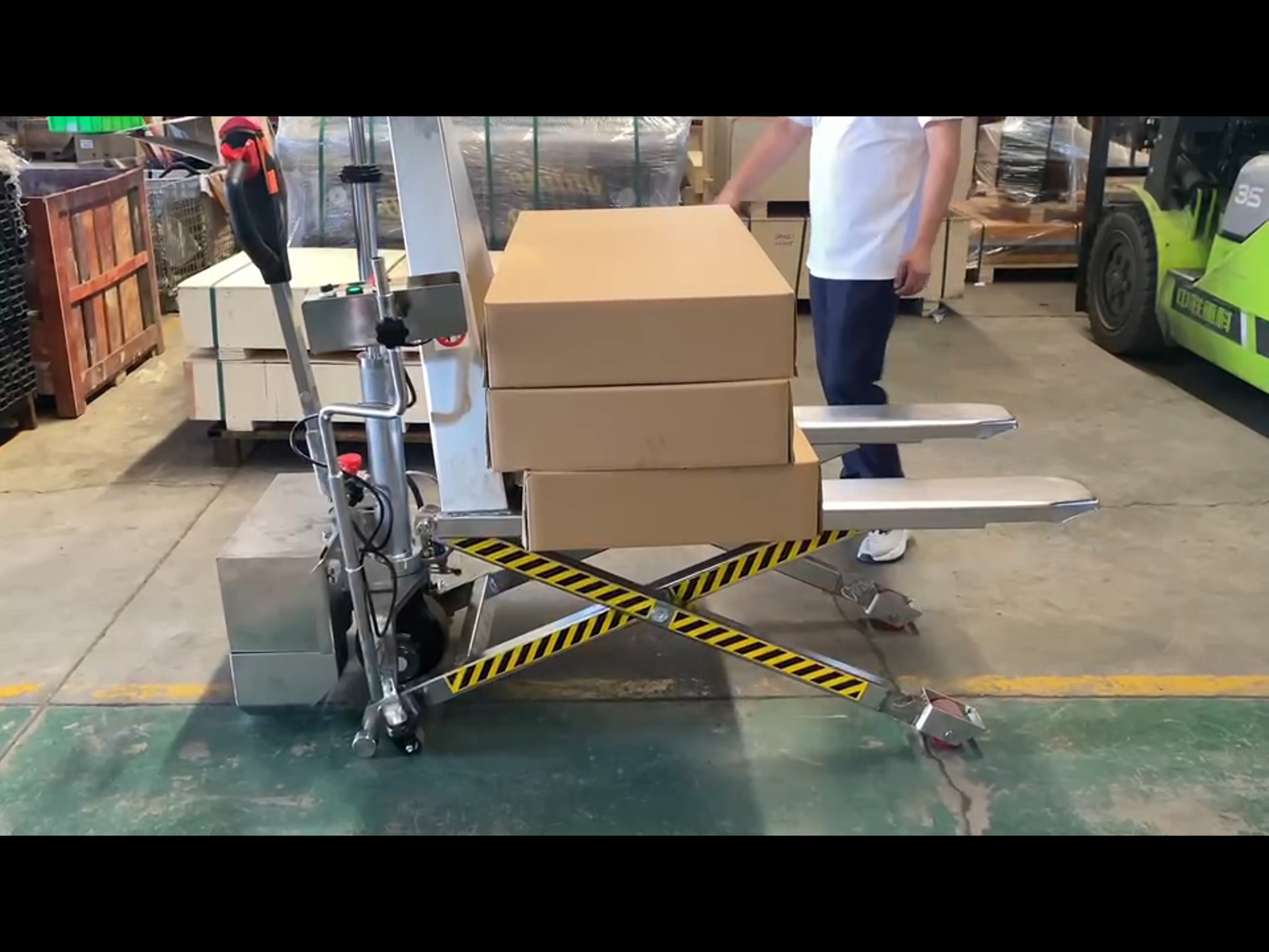 裝卸貨效率翻倍！揭秘一夜爆紅的裝卸貨神器——電動叉車搬運服務